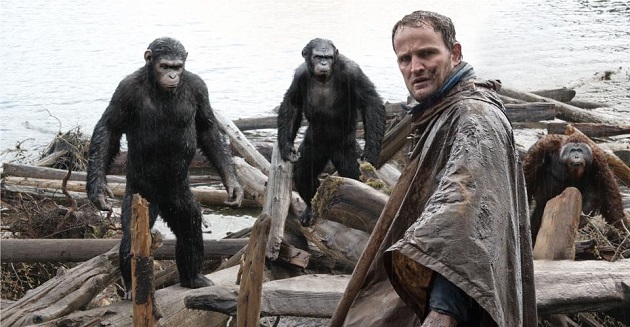 Malcolm (Jason Clarke) negotiates with the apes.  (Yahoo Movies Singapore)
