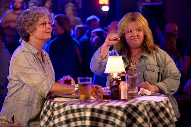 Pearl (Susan Sarandon) and Tammy (Melissa McCarthy) at a bar. (Yahoo Movies Singapore)