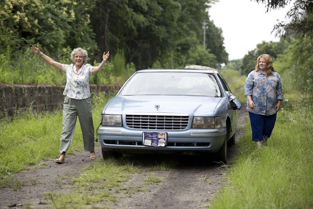Pearl (Susan Sarandon) and Tammy (Melissa McCarthy) give up their car. (Yahoo Movies Singapore)
