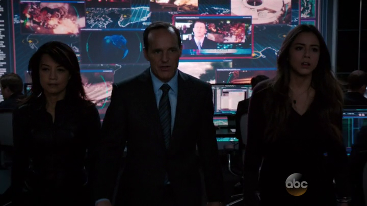 May, Coulson, and Skye prepare to retreat. (Agents of SHIELD S01E18)