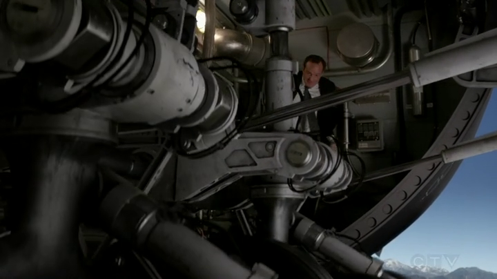 Coulson stows away on the commandeered bus. (Agents of SHIELD S01E20)