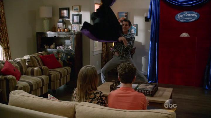 Phil fails at another magic trick. (Modern Family S06E01)