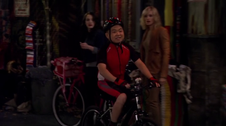Han the cyclist. (2 Broke Girls S04E04)