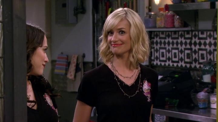 Caroline's new hairstyle. (2 Broke Girls S04E01)