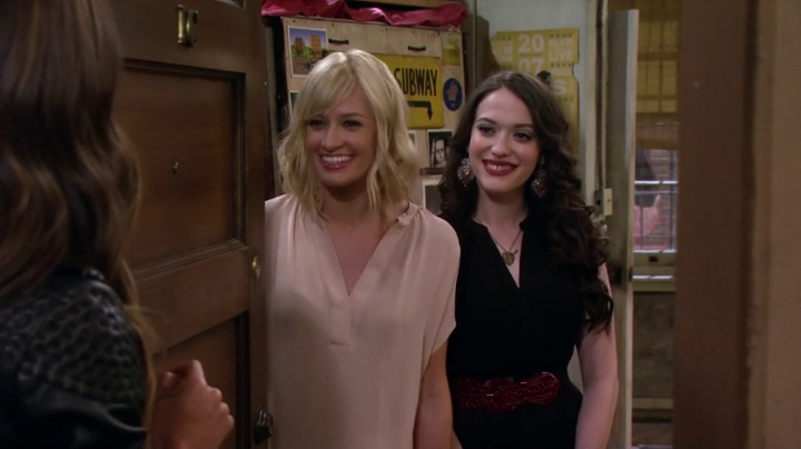 Caroline and Max try to look pretty. (2 Broke Girls S04E06)