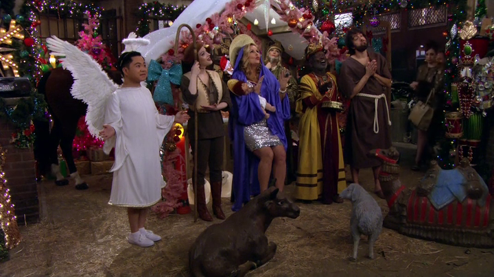 Broke Nativity Scene. (2 Broke Girls S04E07)