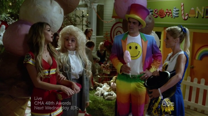 The family. ("Halloween 3: Awesome Land" - Modern Family S06E06)