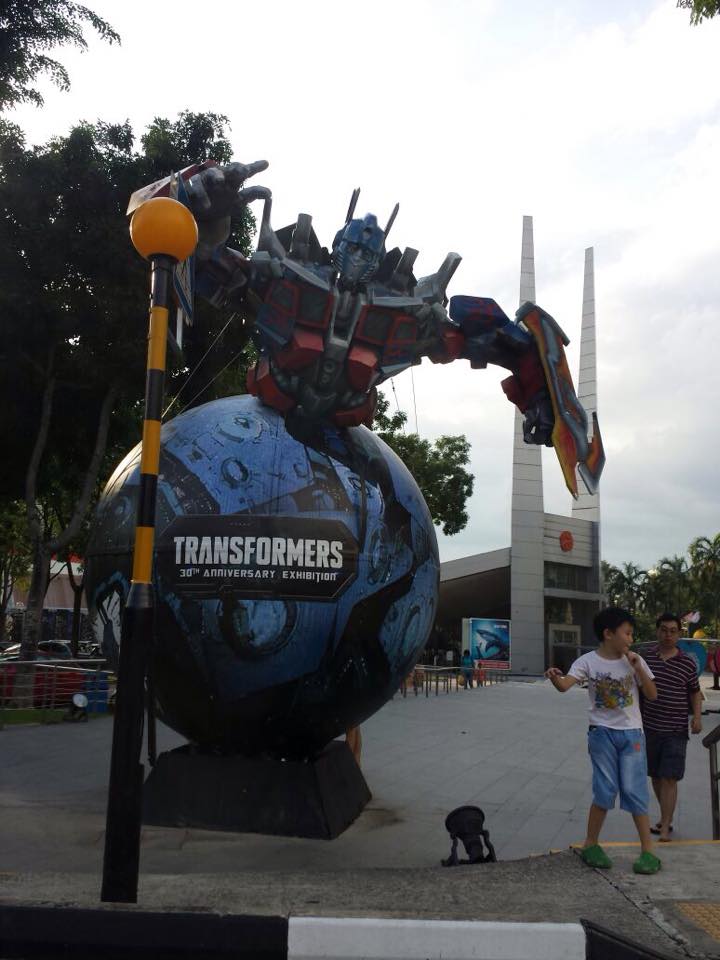 Optimus scares a small kid away. (Transformers 30th Anniversary Exhibition)