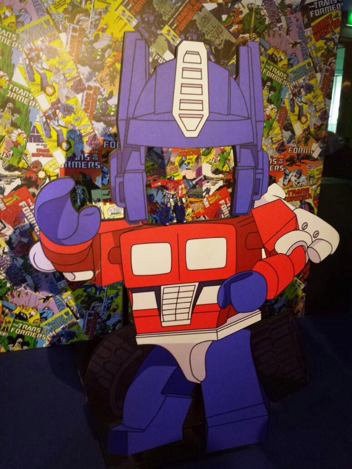Optimus takes a photo with Optimus.(Transformers 30th Anniversary Exhibition)