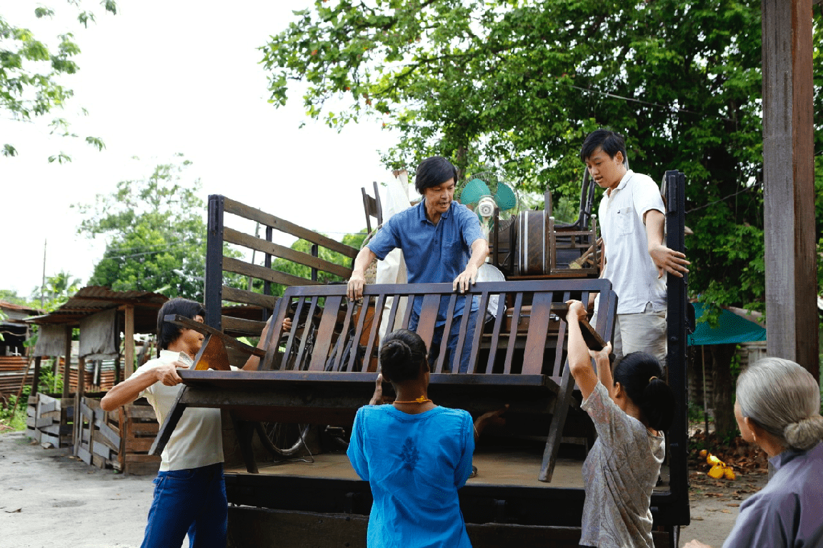 Ah Kun (Mark Lee) and friends make the great move to HDB flats in "Long Long Time Ago 2." (Golden Village Pictures)