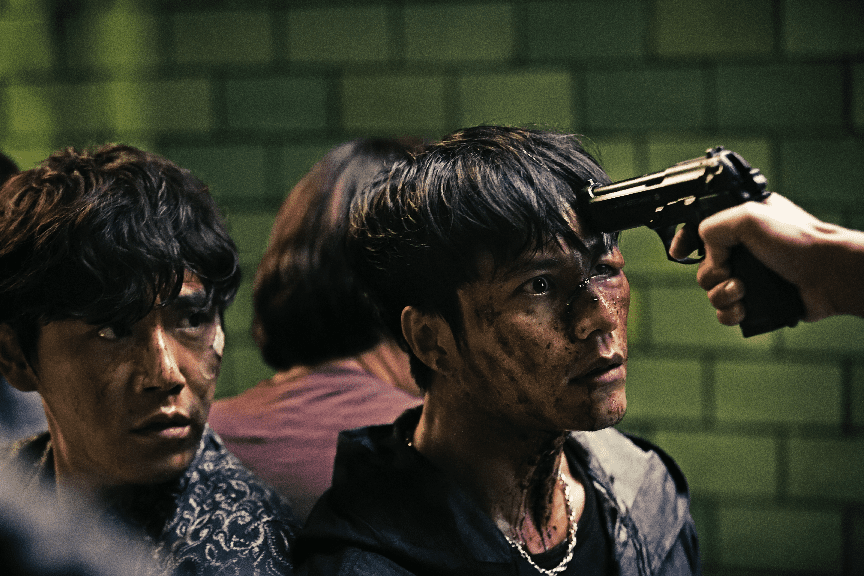 Liu Bo (Chen Kun) and Xu Dong (Qin Hao) are held at gunpoint in "Chongqing Hotpot (火锅英雄)." (Golden Village Pictures)