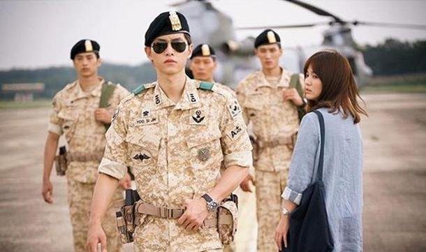 Si-Jin (Song Joong-ki) gives Mo-yeon (Song Hye-kyo) the cold shoulder in "Descendants of the Sun." (Han Cinema)