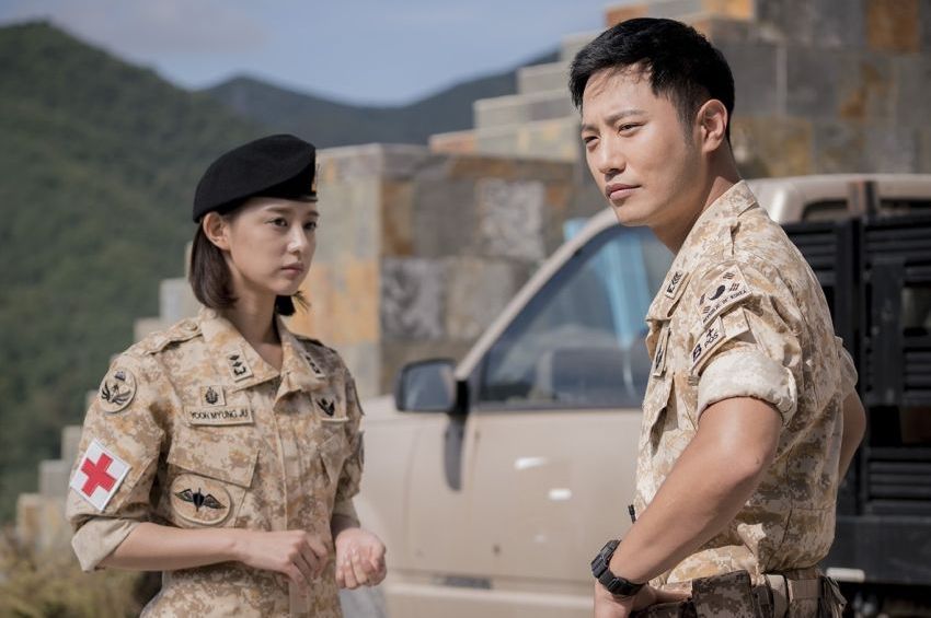 Dae-young (Jin Goo) and Myong-joo (Kim Ji-won) in "Descendants of the Sun." (Han Cinema)