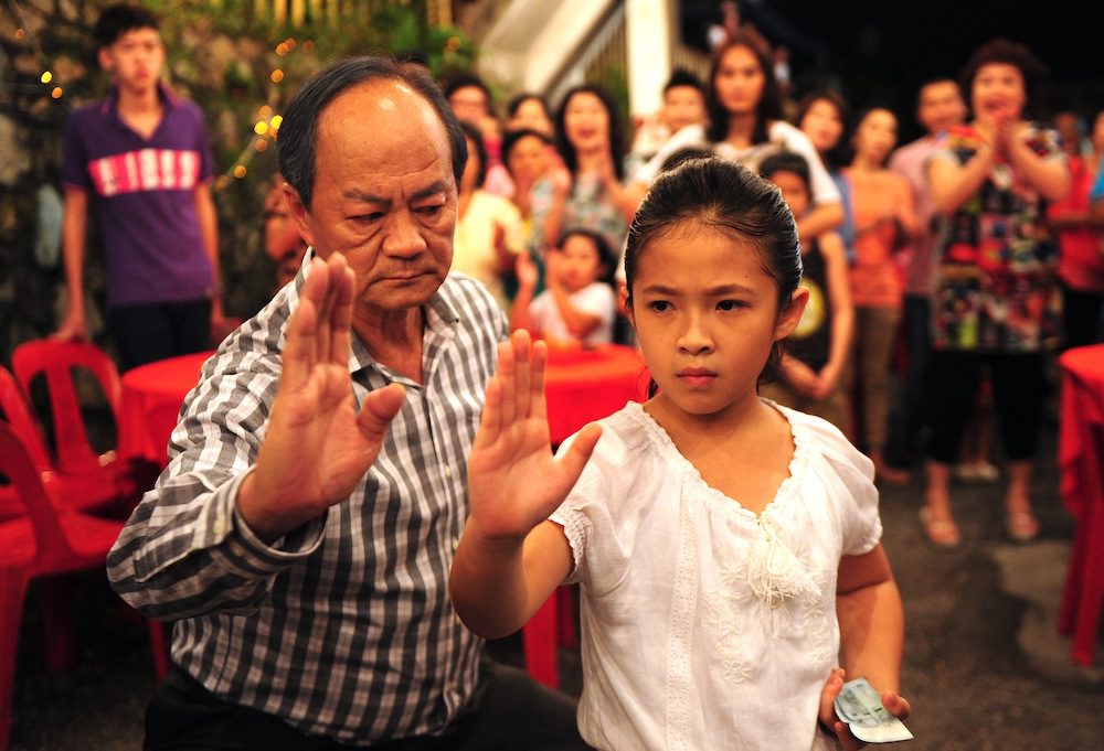 Sarah (Sarah Tan) and Chun Gen (Ti Lung) in "The Kid from the Big Apple (我来自纽约)". (Singapore Film Society)