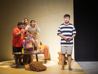 Arissa (Janine Ng), Rian (Izzul Irfan), XY (Matthias Teh), Maya (Kyra Lefebvre), and Adam (Chaney Chia) in Hard Mode. (Credit: Joseph Nair for Checkpoint Theatre)