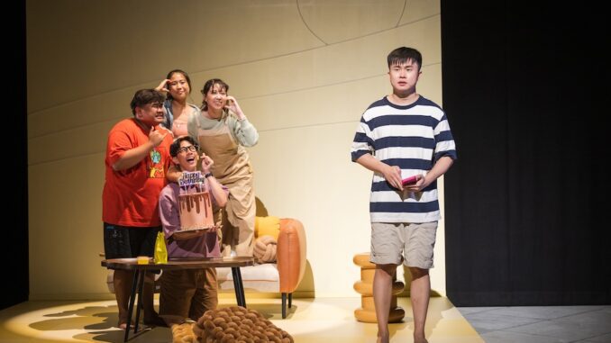 Arissa (Janine Ng), Rian (Izzul Irfan), XY (Matthias Teh), Maya (Kyra Lefebvre), and Adam (Chaney Chia) in Hard Mode. (Credit: Joseph Nair for Checkpoint Theatre)